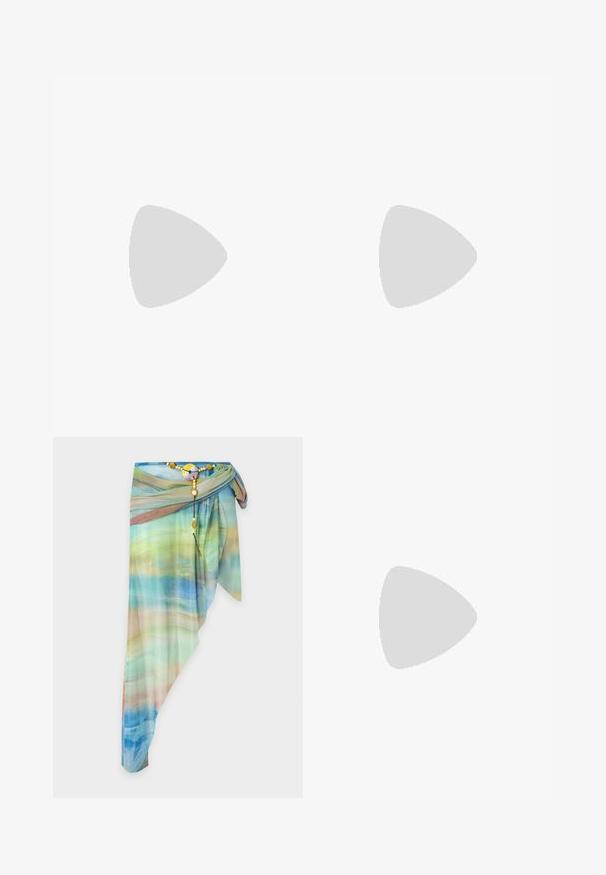 Ingekorte ritsjack met lange mouwen in een meerkleurig geribbeld patroon met roze, paarse en blauwe strepen. Zilveren ritsdetails aan de voorkant.; Asymmetrische doorzichtige wikkelrok met blauw, groen en beige gradientpatroon, vastgemaakt met een decoratieve kralenriem en ronde gesp.; NA-KD WAVY ELASTIC BOOTS - Plateaulaarzen - black/purple; Kleine rechthoekige handtas met gevlochten meerkleurige leren stroken en blauwe leren schouderbanden met metalen gespen.