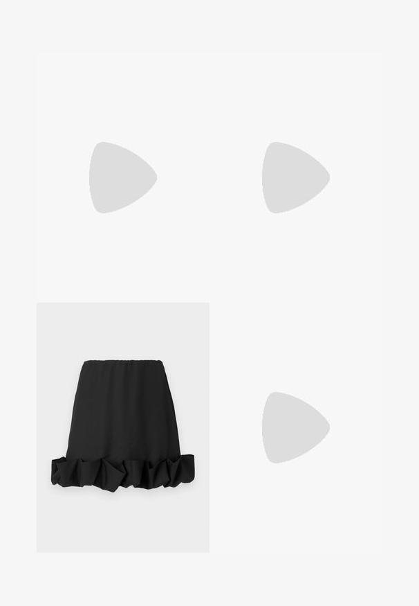 Sort ribbet tanktop med rund halsudskæring og ærmeløs design; lavet af et blødt, strækbart stof for komfort og pasform.; Sort nederdel med en volangnederste kant, lavet af letvægtsstof. Har en elastisk talje for en behagelig pasform. Enkel og alsidig design.; Sort laklædersandal med høje hæle, tynd ankelrem, åben tå og minimalistisk design på en ensfarvet lys baggrund.; Sort vævet lædertaske med en afslappet design, der har et knyttet rem og en lille dekorativ guldstud foran.