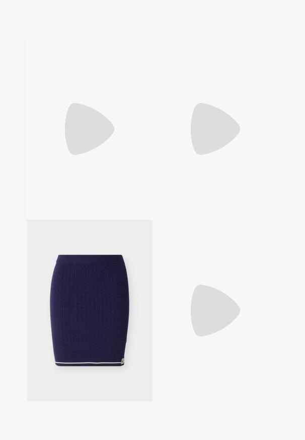 Sort bomulds T-shirt med rund hals. Har et sølv broderet "cK" logo og teksten "Calvin Klein Jeans" under logoet. Korte ærmer.; Marineblå strikket nederdel med et tekstureret kabelmønster. Har en ribbet talje og en hvid stribe langs nederste kant.; Sort læder ankelstøvle med rund tå, kraftig platformssål og mesh-sidede accenter. Har en trækflig for nem påtagning.; Sort skuldertaske med DKNY-logo mønster, tekstureret læder, sølvfarvet hardware, lynlåslomme foran, aftagelig lille pung, justerbar rem.