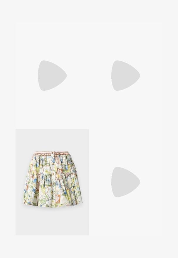Haut bleu clair à manches courtes avec un col rond orné de broderies florales blanches et de petites perles, sur fond uni.; Jupe à boutons sur le devant avec taille froncée, présentant des motifs tropicaux et nautiques colorés sur un fond clair.; Sandales à strapes en cuir verni noir avec un bout carré et un petit talon carré. Présente des accessoires en métal doré et des brides de cheville réglables.; Petit sac à bandoulière en cuir fauve avec longue bandoulière, détail chaîne dorée et franges des deux côtés sur un fond neutre.