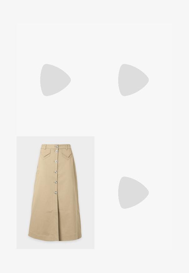 T-shirt à manches courtes rayé noir et blanc horizontal avec col et poignets côtelés noirs, posé à plat sur un fond clair.; Jupe beige taille haute de coupe trapèze avec fermeture à boutons sur le devant et deux poches à rabat à l'avant, avec passants pour ceinture à la taille.; Ballerines noires en cuir avec un bout pointu, une semelle plate et une petite sangle avec un détail de boucle en argent.; Ceinture en cuir noir enroulée avec boucle en métal argenté gravée "Calvin Klein" sur un fond blanc uni.