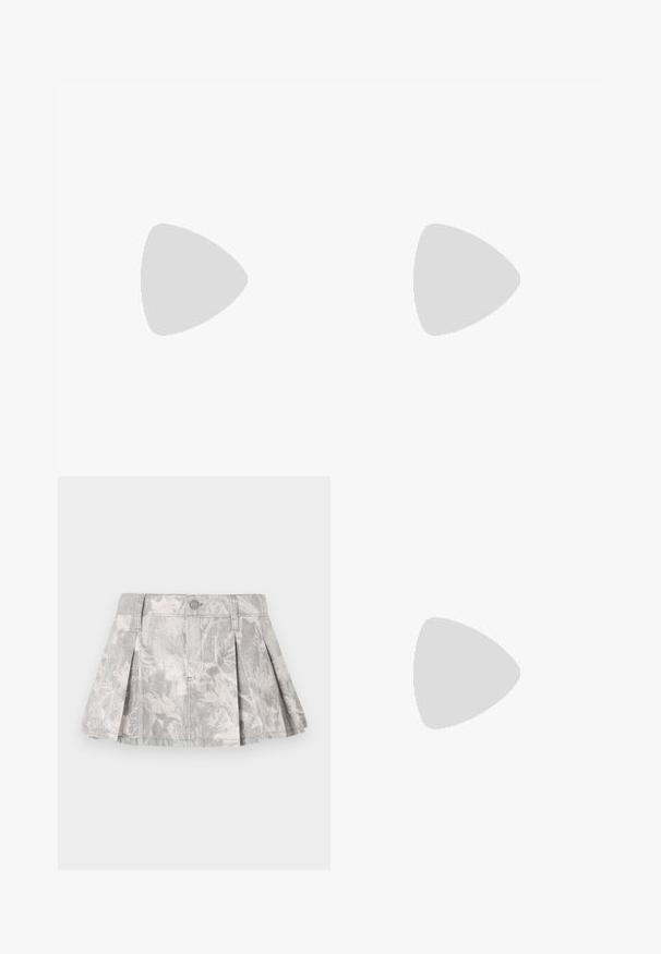 Débardeur rose sans manches avec bordure et bretelles rouges, avec le texte "IBIZA SPAIN" et un petit dessin de soleil sur la poitrine.; Jupe en denim gris avec des plis, arborant un motif de feuilles subtil dans des teintes plus claires. Coupe classique avec une taille et une fermeture à bouton en métal.; Jambes portant des leggings côtelés foncés associés à des ballerines noires avec de petits détails en nœud sur fond blanc.; Petit sac à main noir brillant avec deux longues anses et des détails à cordon sur les côtés sur un fond clair uni.