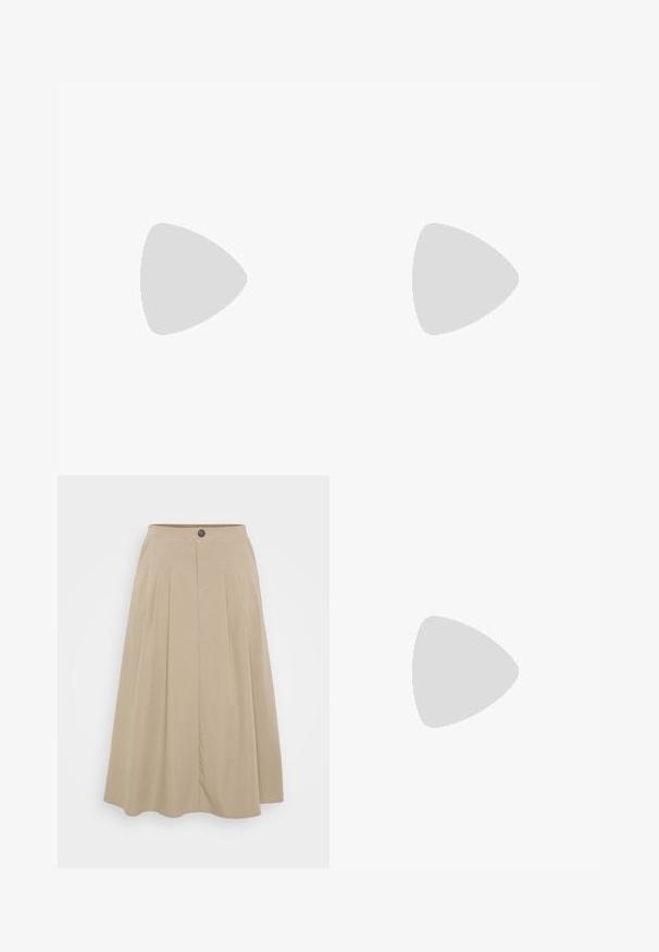 Hvid V-udskåret t-shirt, 3/4 længde ærmer, blødt bomuldsstof, afslappet pasform, glat tekstur, ingen synlige mønstre eller accenter.; Beige plisseret nederdel lavet af blødt stof, med en tætsiddende talje med knaplukning og en svævende A-formet silhuet.; Sort hæl-sandal med stropper og tå-ring med en guldkugle, svævende over tekstureret fortov og flisebelagt væg i baggrunden.; Sort rektangulær crossbodytaske med præget blomstermønster og justerbar rem mod en ensartet lys baggrund.