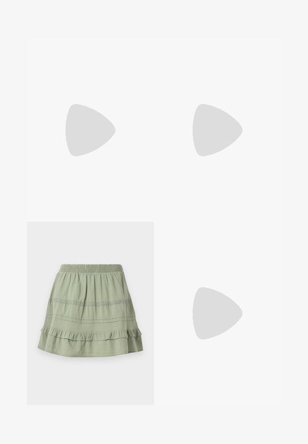 Camisole en lin beige clair avec des bretelles réglables, comportant cinq boutons en bois sur le devant et un design ample.; Jupe en coton vert avec une taille smockée, des volants superposés et un motif en dentelle décorant la section centrale.; Sandale marron à talons hauts avec fines lanières croisées et bride de cheville avec boucle argentée sur fond blanc.; Petit sac à main noir brillant avec deux longues anses et des détails à cordon sur les côtés sur un fond clair uni.