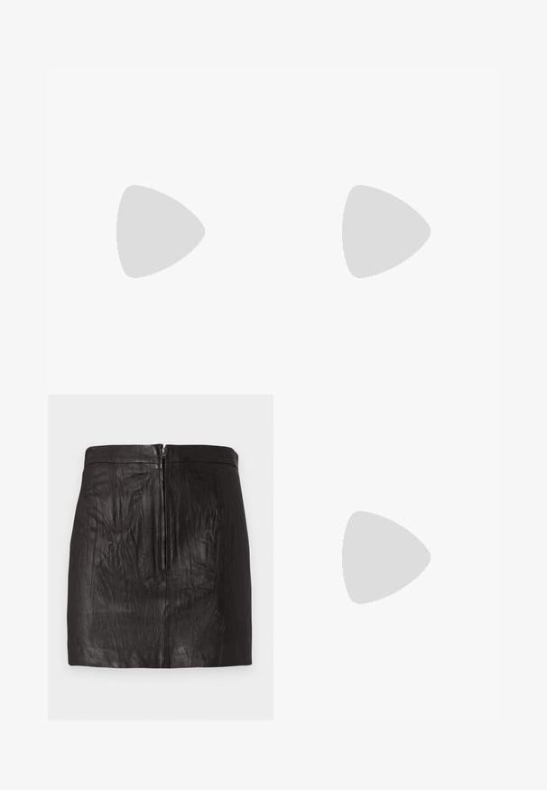 Langsleeve, donkergrijze geribbelde top met een V-hals, drie-knopenplacket en een aansluitend ontwerp. Zachte, gladde textuur met minimale stiksels.; Zwarte leren minirok met eenritssluiting aan de voorkant en subtiele verticale naaddetails op een effen achtergrond.; Zwarte leren damesslingback met spitse neus en dikke hoge blokhak tegen witte achtergrond.; Zwarte leren schoudertas met een gebogen klep die is bevestigd met een ronde metalen sluiting en een smalle, verstelbare band.