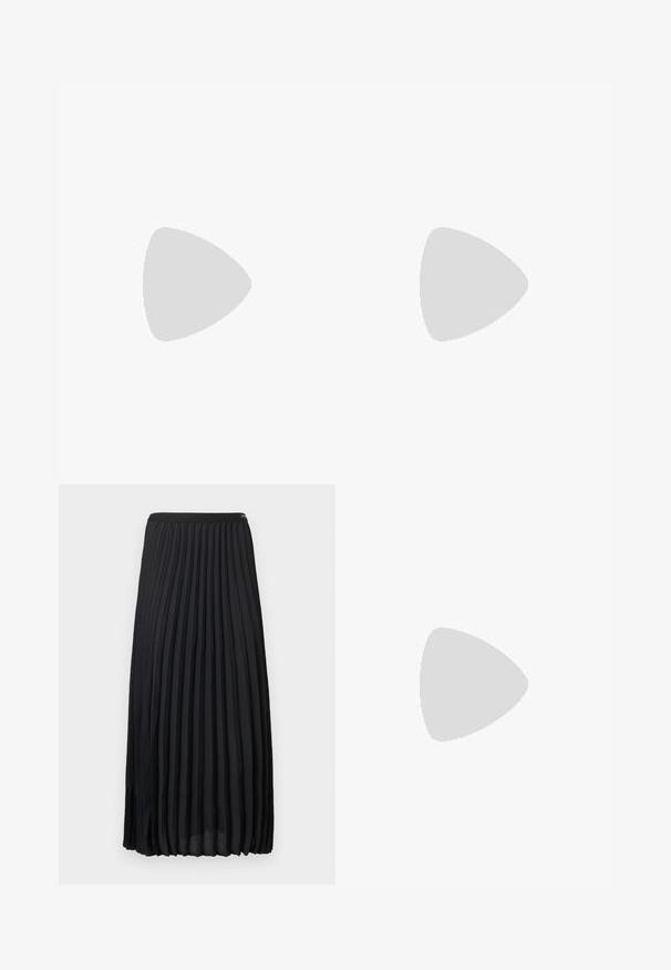 Haut blanc en maille côtelée avec encolure en V en dentelle florale, manches courtes bouffantes en dentelle, poignets élastiqués et silhouette ajustée.; Jupe midi plissée noire avec ceinture élastique, en tissu léger, présentée à plat sur un fond clair.; Mocassin en cuir noir avec un détail en nœud flottant au-dessus d'un banc en bois, avec de l'herbe verte et des plantes en arrière-plan.; Sac à main en cuir beige en forme de croissant avec une seule bandoulière et des coutures minimalistes, posé sur un fond blanc uni.