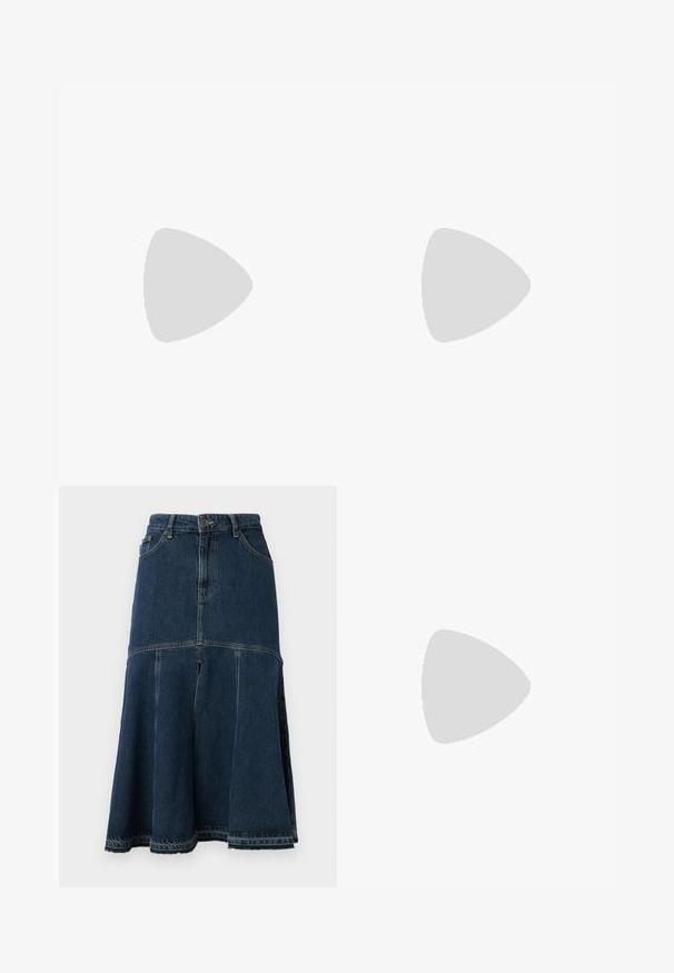 Pull en tricot noir avec des manches courtes, texture côtelée et encolure ronde. Plusieurs découpes créent un motif sur le devant.; Jupe en denim bleu foncé à forme évasée, avec une taille haute, des poches avant et un ourlet brut. Texture usée et détails de couture.; Chaussure plate blanche pour femme avec découpes en forme de diamant, bride Mary Jane avec boucle dorée et petit pendentif rond, semelle couleur beige, vue de côté.; Sac à main en cuir noir avec bandoulière réglable, deux poches avant à boucle, ferrures dorées et logo « Coccinelle » en haut au centre.