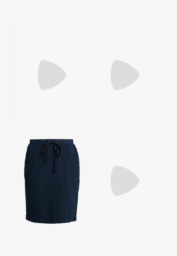 Witte T-shirt met korte mouwen en ronde halslijn, iets langere achterkant, zachte katoen stof en opgerolde mouwen. Geen zichtbare prints.; Navy blauwe rok met elastische tailleband en verstelbaar trekkoord. Gemaakt van lichtgewicht stof, met een middelmatige lengte en zijnaad.; Witte lage canvas sneaker met witte veters, zwarte strepen op de zool en een rubberen, getextureerde neuskap, zijaanzicht op een witte achtergrond.; Gouden creolen met een gladde, gepolijste afwerking. Ronde vorm, middelgrote maat, met een veilige sluitmechanisme.