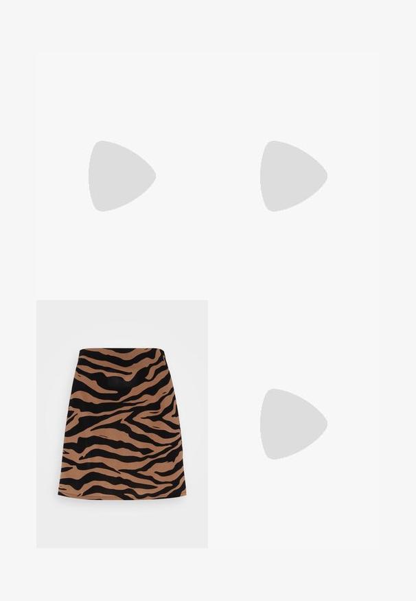Barna hálós, hosszú ujjú crop top, kerek nyakkivágással és kivágással a mellrészén. Könnyű anyag, áttetsző textúrával.; Vero Moda VMSHILAH NAJA SHORT SKIRT - A-vonalú szoknya - brown lentil/perla; Fekete, térd fölé érő csizmák sima bőrből, struktúrált felülettel, magas tömbsarokkal és kerek orral.; Fekete napszemüveg szürke lencsékkel, apró fémszemcsés strasszokkal díszített rácsos mintázattal a keret mentén. Simább felület, szögletes dizájn.