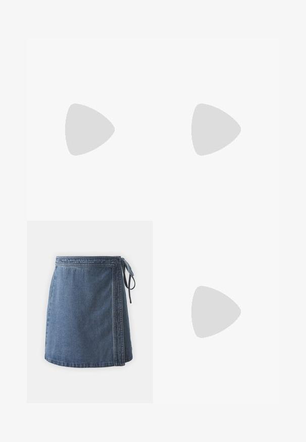Camiseta de manga corta azul claro con rayas horizontales blancas, textura acanalada y cuello redondo. Ideal para un estilo casual.; Falda mini de mezclilla en azul medio, diseño envolvente con lazo lateral, bordes acabados y una tela ligeramente texturizada. Forma sencilla y funcional.; Bota vaquera de cuero blanco con punta afilada y tacón bloqueado. Presenta patrones de costura intrincados en el caña y una textura suave.; Bolso de mano de imitación cuero blanco con una forma triangular estructurada, correa ajustable única y cierre con solapa acentuada en curva.