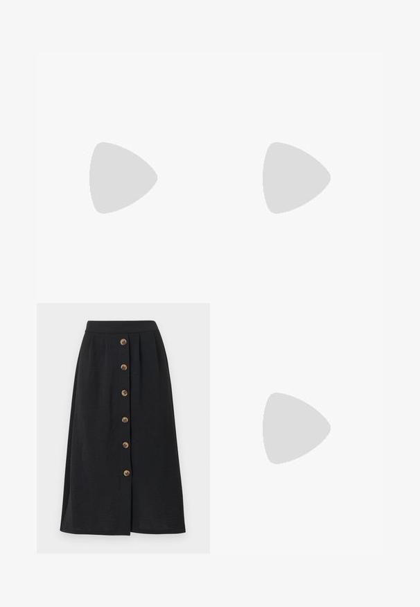 Sort ribbet t-shirt med korte blondeskuldre og bølget halsudskæring. Har en tætsiddende pasform og tekstureret stof.; Sort midi-nederdel med en glat tekstur, der har seks bronzefarvede knapper foran og en talje fremhævet af et bredt bånd.; Sort loafers i laklæder med blokhæl og dekorativ remdetalje, vist i sideprofil på en hvid baggrund.; Sort læderhåndtaske med gyldne metalaccenter, rektangulær form, flaplukning, justerbar skulderrem, glat tekstur, minimalistisk design.