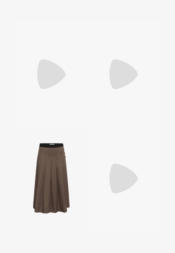 Haut blanc à manches courtes avec un motif de maillons de chaîne noirs formant des losanges sur l’ensemble du tissu et un col rond.; Jupe midi plissée marron avec taille élastique noire et détails de boutons sur le côté, présentée sur fond blanc.; Chaussure plate noire texturée à enfiler flottant au-dessus d’un tapis beige près d’un pied de table rond couleur ambre.; Sac à main en cuir brillant marron foncé avec un corps rectangulaire structuré et deux longues anses arrondies sur un fond clair uni.