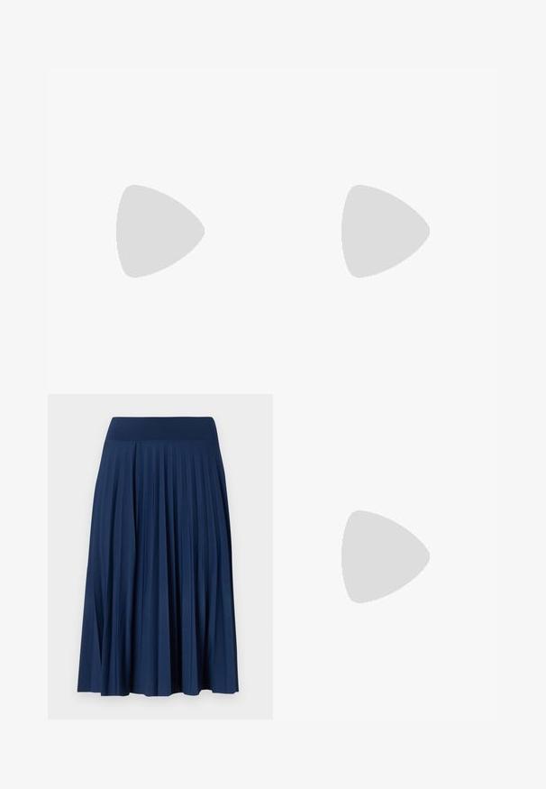 Marineblauw geribd t-shirt met een aansluitend ontwerp, korte mouwen en gegolfde randen bij de mouwuiteinden en onderkant. Zacht, rekbaar materiaal.; Navy-blauwe plissérok met een brede tailleband, gemaakt van zachte stof. Bevat verticale plooien voor textuur en vloeiende beweging.; Witte leren high heel schoen met een spitse neus, enkelbandje en een slanke hak. Beschikt over een gladde textuur en een tan interieur.; Witte geplooide handtas met een ronde gouden handgreep, gemaakt van zacht materiaal en een afgeronde vorm. Elegante uitstraling met een gestructureerde afwerking.