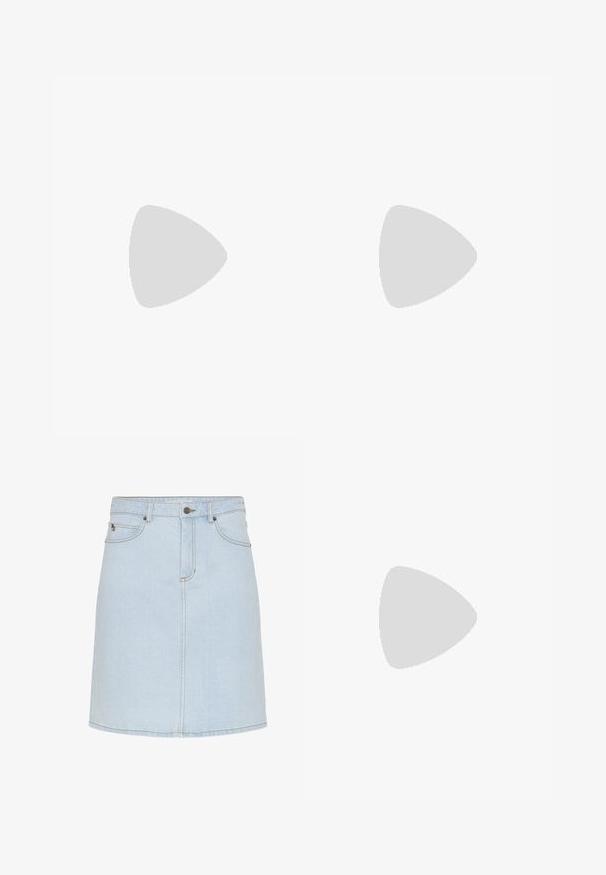 Blauw en wit gestreepte tanktop met dunne schouderbandjes, met een V-hals ontwerp en een losse, vloeiende vorm. Zachte stof textuur.; Lichtblauwe denim rok met knopen aan de voorkant, ritssluiting, riemlussen en voorzakken, afgebeeld tegen een witte achtergrond.; Lichtblauwe suède sandaal met een open teen en een brede band. Bevat een korte blokhak en een gladde, platte zool.; Lichtblauwe handtas met krokodillenpatroon, rechthoekige vorm, enkele handgreep bovenaan en een afneembare zijriem, afgebeeld op een effen witte achtergrond.