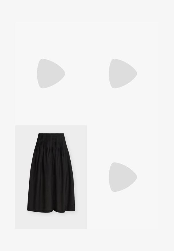Top sin mangas de tejido beige claro, con cuello redondo y un corte relajado. Textura suave sin adornos ni patrones.; Falda midi negra con cintura alta y ancha fruncida y tela fluida y recogida debajo de la cintura.; Mules de cuero negro de punta abierta con un tacón bajo. Presentan una superficie lisa y un acento del logo dorado en el costado.; Bolso de hombro blanco de Calvin Klein con asas largas, forma rectangular, cierre de cremallera y charm decorativo con el logo colgando cerca del asa.