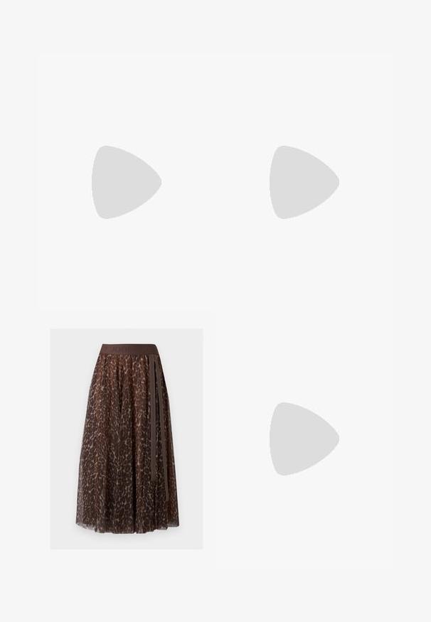 Biely tričko s krátkym rukávom vyrobené z bavlny, so stredným čiernym logom a textom "ELISABETTA FRANCHI" a geometrickými akcentmi.; Midi sukňa s hnedým leopardím vzorom, priesvitnou vrstvou, elastickým pásom a detailom v podobe stuhy na boku.; Čierna lodička s špicatou špičkou a vysokým podpätkom, s detailom zlatého loga, postavená vzpriamene na lesklej ploche vedľa kovového organizéra na súbory.; Pár hladkých, lesklých zlatých kruhových náušníc s tenkými tyčinkami a kĺbovými zapínaniami na jednoduchom svetlom pozadí.