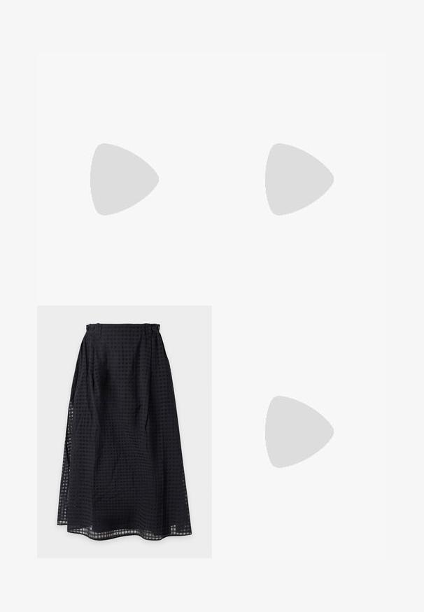 Svetlomodré tričko s krátkym rukávom a krémovým golierom, s vypučanými rukávmi, s bielym textom "The Kooples" a dizajnom blesku.; Čierna sukňa strednej dĺžky s jemným kockovaným vzorom a detailmi s gombíkmi na páse.; Čierna kožená topánka na vysokom opätku s špicatou špičkou, otvorenými stranami a tenkým remienkom okolo členka so zlatým kovovým detailom.; Čierna saténová taška v tvare guľatého pohlavia, s hornou rúčkou a zlatým zapínaním. Hladký povrch s minimalistickým dizajnom.
