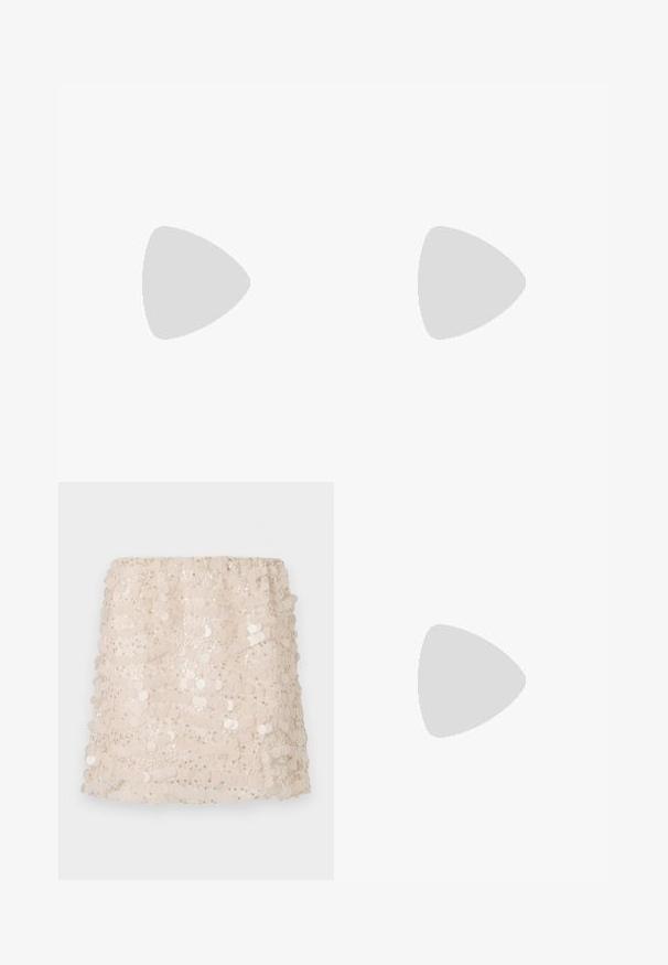 Camisole noire sans manches avec bretelles ajustables et bordure en dentelle le long de l'encolure et du haut de la poitrine.; Mini-jupe en sequins beige avec un design superposé, comportant des sequins circulaires et une taille élastique douce pour le confort et l'ajustement.; Escarpins à talon slingback en vernis noir avec un bout pointu, présentant un talon en bloc géométrique unique et une texture lisse. Bride réglable pour un bon maintien.; Boucles d'oreilles en plaqué or avec un design texturé et de petites perles rondes espacées uniformément autour du hoop. Construction en métal léger.