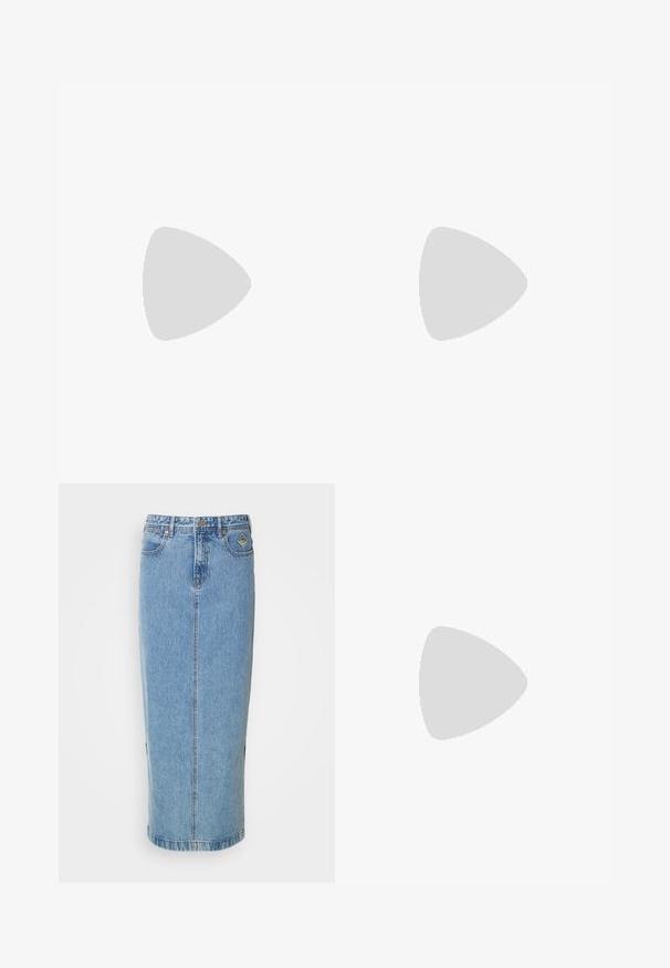 Kurzes pinkes Baumwolloberteil mit quadratischem Ausschnitt, kurzen Ärmeln und durchbrochenen Details am Ausschnitt. Glatte Textur, lässiges Design.; Denim-Midirock in Hellblau mit geradem Schnitt, Knopfverschluss vorne und seitlichen Taschen. Verfügt über feine Nähte und ein markiertes Etikett.; Beige Ballerinas aus glattem Leder mit mandelförmiger Zehenpartie und elastischem Riemen über dem Fußrücken, ausgestattet mit dezenten Nähtelementen.; Dunkelrote gewebte Ledertasche mit gebogenem Griff, weißem Besatz, silbernem Reißverschluss und abnehmbarem breitem Stoff-Schulterriemen vor einfarbigem Hintergrund.