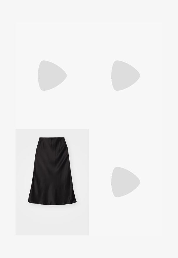 Sort bodysuit med lange rynkede ærmer, rund halsudskæring og et tætsiddende underdel. Lavet af glat stof med plisserede detaljer.; Sort satin glat nederskirt med en glat tekstur, flagrende form og elastisk talje. Minimalistisk design uden yderligere mønstre eller accenter.; Sort læder højhælet sko med spids tå, åbne sider og en tynd ankelrem med en lille guld detalje.; Clutchtaske i grønt stof med gult og blåt blomstermønster, sølvfarvet metalramme og kæderem. Plisseret design tilføjer tekstur.