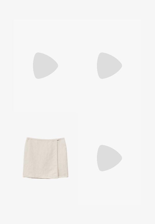 Weißes gestricktes Oberteil mit hohem Halsausschnitt, das seitliche Schnüroberflächen in Beige und einen gerippten Saum am unteren Ende hat.; Beiger Wickel-Minirock mit Druckknopfverschluss an der Taille und einfacher, glatter Stoffstruktur.; Schwarze Leder-Ballerinas mit spitzem Zehenbereich, Cut-Out-Design, Knöchelriemen und goldener Kettenakzent. Glatte Textur, minimaler Absatz.; Ohrstecker in Silberoptik, halbkreisförmig mit geriffelter Textur und Steckverschlüssen, auf weißem Hintergrund.