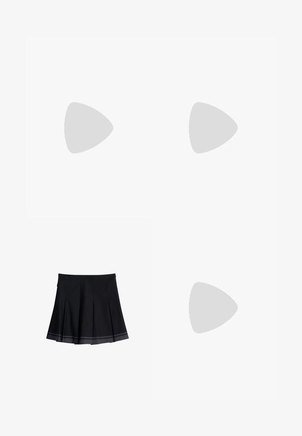 Polo negro de manga larga con textura acanalada, tapeta de tres botones y detalle de cuello blanco en contraste. Logo bordado en el pecho.; Falda negra plisada con dos franjas grises horizontales cerca del dobladillo, con una cinturilla suave y detalles laterales sutiles.; Zapato de cuero negro con un acabado suave, panel lateral texturizado, diseño de cordones y cuello acolchado. Presenta un logo sutil y acentos con patrón.; Par de guantes de cuero negros sin dedos con cubiertas de pulgar removibles y pequeño logo blanco en la muñeca.