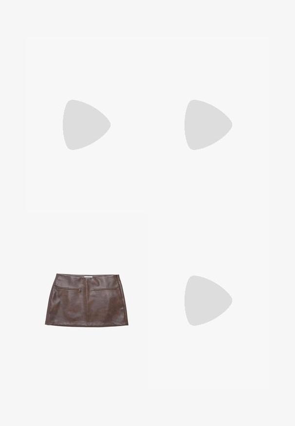 Top corto marrón hecho de una tela suave con tirantes delgados y ajustables. Presenta un escote redondeado y una silueta ajustada.; Minifalda de cuero marrón con una textura suave, que cuenta con dos bolsillos delanteros y un cierre lateral de cremallera. Diseño sencillo y recto.; Zapatilla Adidas beige de corte bajo con parte superior de tela tejida, suela de goma color goma y tres franjas características en el lateral.; Bolso tote de color beige con un patrón, dos correas para el hombro, tres tachuelas en tono dorado y un logo triangular. Incluye una pequeña etiqueta adjunta.