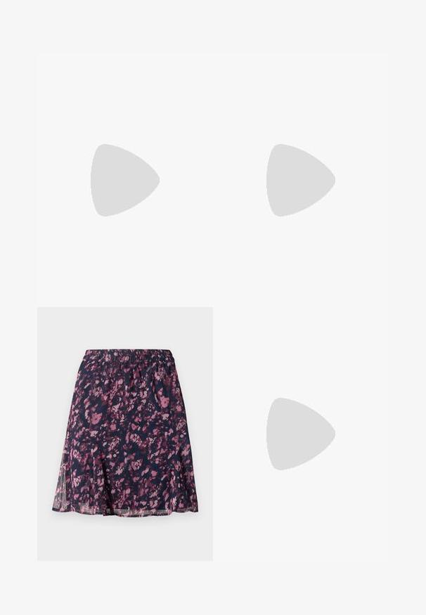 Zwarte katoenen t-shirt met een ronde hals, korte mouwen en een klein rood hart borduursel op de linkerborst.; Marine rok met elastische tailleband, voorzien van een abstract bloemenpatroon in roze en paars en een licht uitlopende zoom.; Benen met donkere geribbelde leggings gecombineerd met zwarte ballerina's met kleine strikdetails op een witte achtergrond.; Zwarte gevoerde handtas met een ronde handgreep, met een gladde, glanzende oppervlakte en een zachte, gewatteerde textuur. Geen zichtbare metalen onderdelen of accenten.