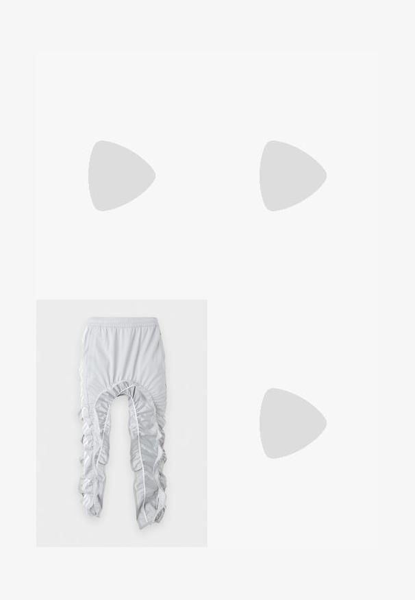 Sort kortærmet t-shirt lavet af blødt stof, med en hvid vandret accent på siden og et hvidt logo på brystet.; Lysegrå rynkede sportbukser med elastisk linning og hvide sidelommer, vist fladt mod en hvid baggrund.; Burgunderfarvet balletsko med sort sål, elastiske ankelstropper bundet i sløjfe og syninger på siderne, vist fra ydersiden.; Sorte rektangulære solbriller med mørke linser og tykke matte stel. Armen er let tilspidset med en glat overflade.