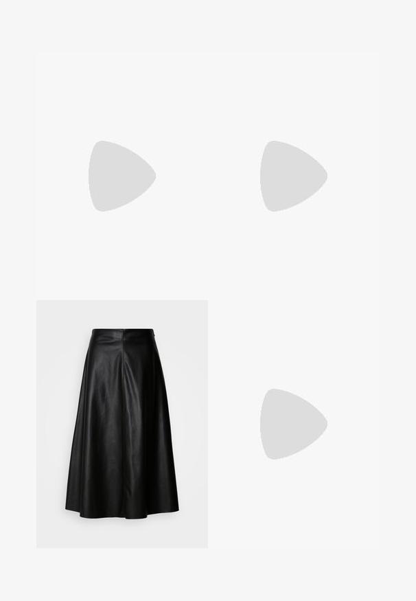 Sort ribbet t-shirt med korte blondeskuldre og bølget halsudskæring. Har en tætsiddende pasform og tekstureret stof.; Sort læderskørt med en udvidet design, knælangt, med en glat overflade og en ren, sømstruktureret ryg for et skræddersyet udseende.; Sort læder Mary Jane-sko med dobbelte spænder og brogue-detaljer, der svæver over en træbænk med grøn græsbaggrund.; Sorte læder crossbody taske med flaplukning, guldfarvede Hardware, justerbar rem og tekstureret overflade. Kompakt rektangulær form.