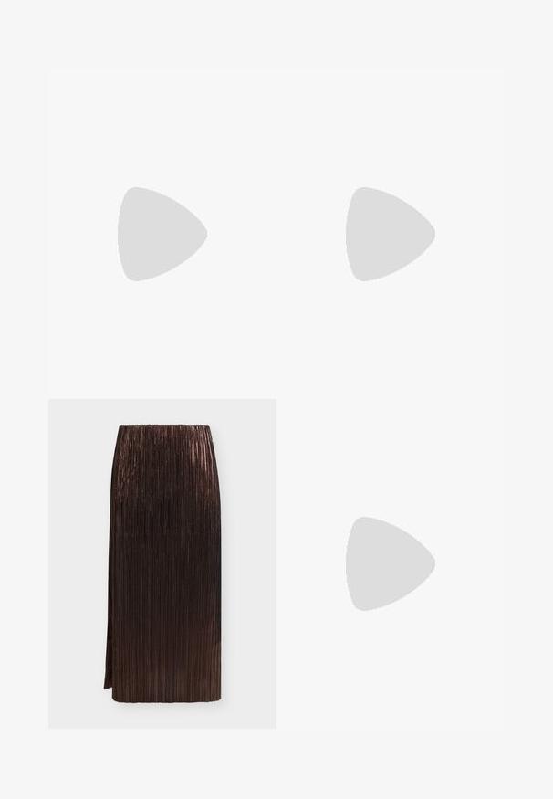 Burgundy strikket crop top med tynde stropper, der har vertikale lyserøde metalliske striber og en ribbet kant. Struktureret stof med definerede sømme.; Mørkebrun metallisk plisseret midi-nederdel med høj talje og sideslids på en ensartet lys baggrund.; Mørkerød sandal med hæl, stropper og justerbare spænder samt en udvidet mellemhøj hæl på en flad overflade.; Vævet læderhåndtaske i mørkebrun, rund form med et tykt flettet håndtag. Har lynlåslukning og diskret branding på siden.