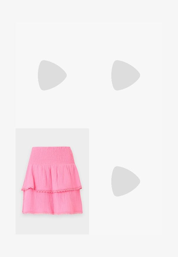 Weiße Bluse aus Baumwolle mit Puffärmeln, gerafftem Oberteil und geschwungenem Ausschnitt. Weiche Textur und glatte Oberfläche mit einem fließenden Saum.; Rosa Stufenrock mit elastischem, gerafftem Bund und strukturiertem Stoff, mit Spitzenbesatz entlang der Säume.; Beige Ballerinas aus glattem Leder mit mandelförmiger Zehenpartie und elastischem Riemen über dem Fußrücken, ausgestattet mit dezenten Nähtelementen.; Kleine weiße Handtasche mit gerafftem Körper, rundem Griff, verziert mit Perlen, und abnehmbarem Schulterriemen auf einfarbigem Hintergrund.