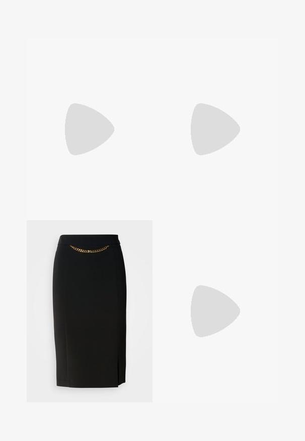 Sort ærmeløs top lavet af bomuld, med bådudskæring og et lille krystal trekantlogo på brystet. Glat tekstur.; Sort blyantskirt med et lille slids, der har en guld kædedetalje ved livet. Lavet af et glat, strækbart stof for komfort.; Sorte patentlæder slingback pumps med spidse tæer og guldfarvet hardware på remmen, med en blokhælhøjder. Glat tekstur.; Sort glanshandtaske med en buet silhuet, to håndtag og en frontlogo-plakette. Lynlås lukning og skinnende hardware-detaljer.