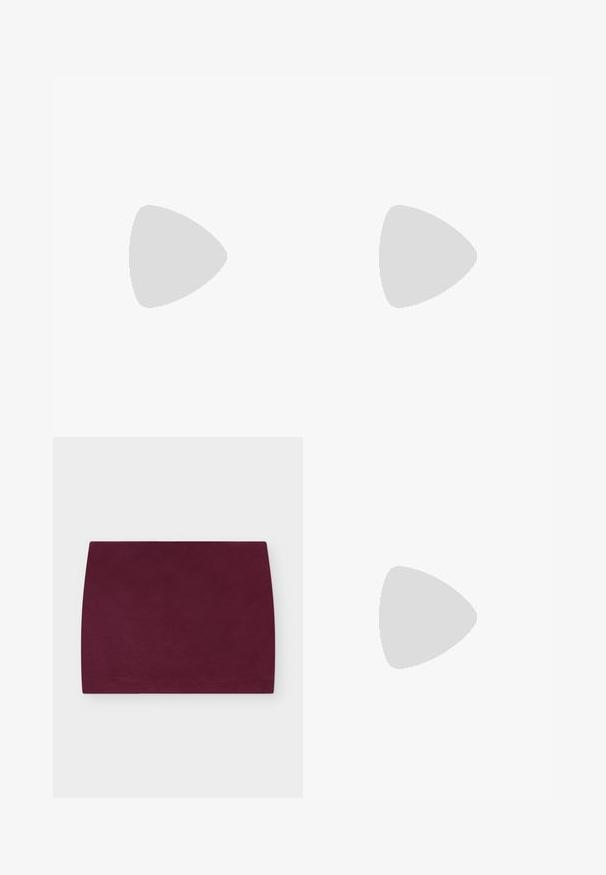 Zwarte off-shoulder top met lange mouwen, voorzien van een geribbelde textuur en een asymmetrische zoom, die een aansluitend ontwerp en zachte stof presenteert.; Donkerpaarse rechte mini-rok met een gladde textuur op een lichtgrijze achtergrond.; Bordeaux leren enkellaarsjes met een spitse neus, textuur op het oppervlak en een taps toelopende lage hak. Heeft subtiele stiksels en een strakke pasvorm.; Bourgondische handtas van glanzend materiaal, rechthoekige vorm, met twee schouderbanden en subtiele gebogen accenten aan de voorkant.