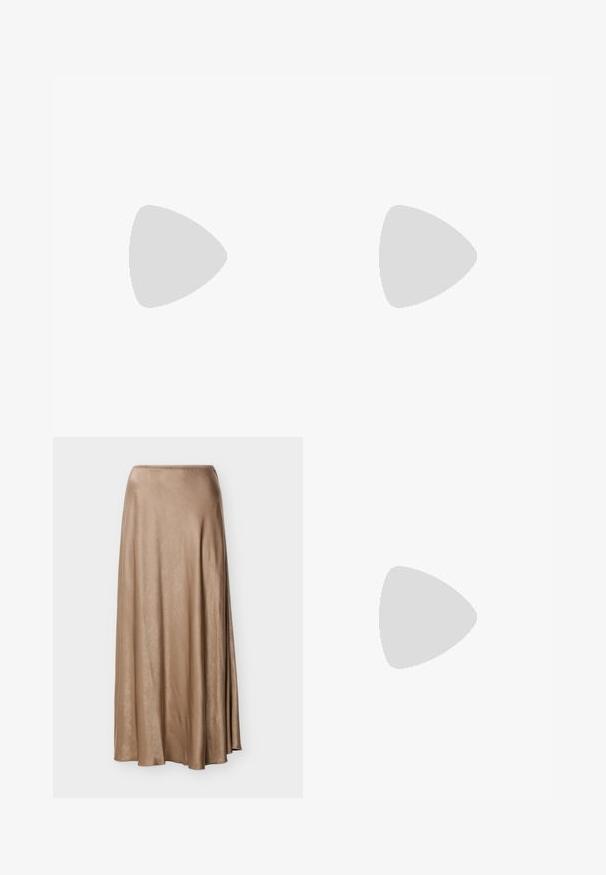 Ærmeløs top i leopardprint med højt halsudskæring. Fremstillet af et glat, strækbart stof i brune og beige nuancer.; Beige satin midi nederdel med let vidde og glat tekstur, der har en tætsiddende taljebånd og bløde folder.; Sort spids højhælet sko med tynde ankelremme og sølvspænde på en ensfarvet lys baggrund.; Lille sort blank håndtaske med to lange håndtag og snøre-detaljer i siden på en ensfarvet lys baggrund.