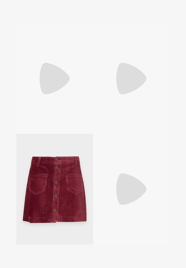 Zwarte lange mouw top met een V-hals, een effen zwart lijfje en sheer kantmouwen met bloemmotieven. Over het geheel een gladde textuur.; Dieprode corduroy mini-jurk met een sluiting met knopen aan de voorkant, twee voorzakken en riemlussen.; Kniehoge zwarte leren laarzen met een vierkante neus, brede hak en een decoratieve band met metalen accenten rond de enkel. Gladde textuur.; Bourgondische handtas van glanzend materiaal, rechthoekige vorm, met twee schouderbanden en subtiele gebogen accenten aan de voorkant.