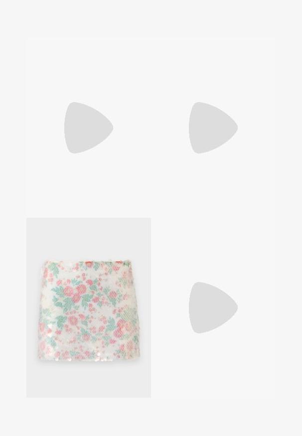 Pink kortærmet t-shirt med tætsiddende silhuet og ribbet kant. Udsmykket med "FELICIOUS" i fede rhinsten på forsiden.; Hvidt stof med blomstermønster i pastelfarvet pink og grønne blomster, der har en struktureret overflade og diskrete palietter langs bunden.; Sølv sneakers med en overdel i mesh, der har et skinnende metallisk design, tyk hvid sål og reflekterende detaljer. Teksturert overflade for godt greb.; Sølvglitrende håndtaske med rund form, blød håndtag og sølvfarvet kædestrop. Har en lynlåslukning og reflekterende detaljer.