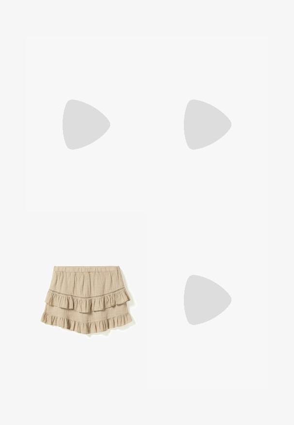 Strikket ærmeløs top i creme med v-hals, der har en flettet detalje i koral foran. Strukturstof med løs pasform.; Beige mini nederdel i linned med elastisk talje og dobbeltlagret flæsekant, dekoreret med synligt pyntesøm tværs over forsiden.; Sort laklæder slingback-sko med spids tå, lille knudedetalje og udvidet mellemhøj hæl på hvid baggrund.; Hvid syntetisk håndtaske med to forlommer, hver med en bundet sløjfedetalje. Glat tekstur, afrundede håndtag og lynlås lukning.