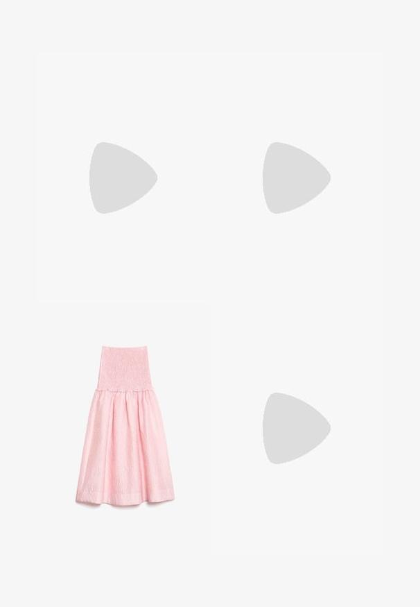 Hvid off-the-shoulder top med lange ærmer, lavet af tekstureret stof, har bindebånd på ærmerne og en lige nederste kant.; Lyserød midi-nederdel med struktureret stof, smocket høj talje og opsamlet vidde nederst.; Lyserød flad lædersko med elastisk hælkappe svævende over grå asfaltbund, flisevæg i baggrunden.; Bredt hvidt korsetbælte med frontsnøring, metaløjer og lynlåslukning, vist mod en ensfarvet hvid baggrund.
