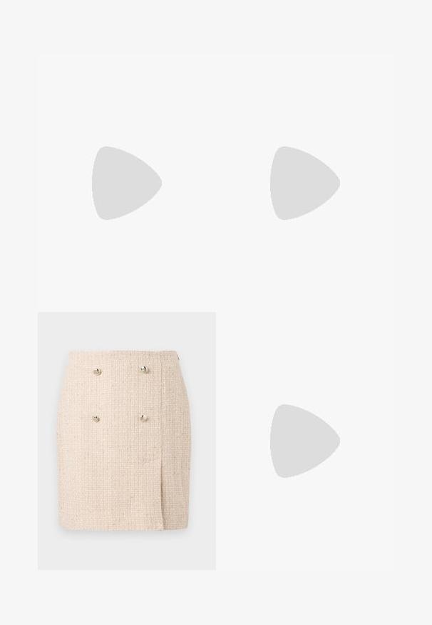 Witte T-shirt met korte mouwen, gemaakt van katoen, met een textuurontwerp in een subtiele metallic afwerking op de voorkant.; Beige textured rok met een geweven patroon, voorzien van twee opvallende zilveren knopen aan de voorkant en een licht asymmetrische zoom.; Zwarte leren loafer met mocassinnaad, lage hak en goudkleurig metalen detail op het bandje, getoond in profiel op een beige achtergrond.; Zwarte leren tote bag met dubbele handgrepen aan de bovenkant en een verstelbare schouderband. Heeft verticale naden en een minimalistisch ontwerp. Opvallend logo-detail.