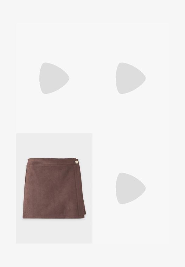 Camiseta de manga larga y cuello redondo en púrpura oscuro, fabricada en un tejido suave y elástico. Presenta un diseño ajustado sin patrones o acentos visibles.; Minifalda de ante marrón con botón lateral y detalles de costura sutiles sobre un fondo claro y liso.; Tacones puntiagudos de cuero sintético marrón con textura de cocodrilo, con un tacón delgado y angular y un forro interior suave.; Bolso de hombro de cuero marrón oscuro con una forma suave y caída, y un asa con nudo torcido sobre un fondo blanco liso.