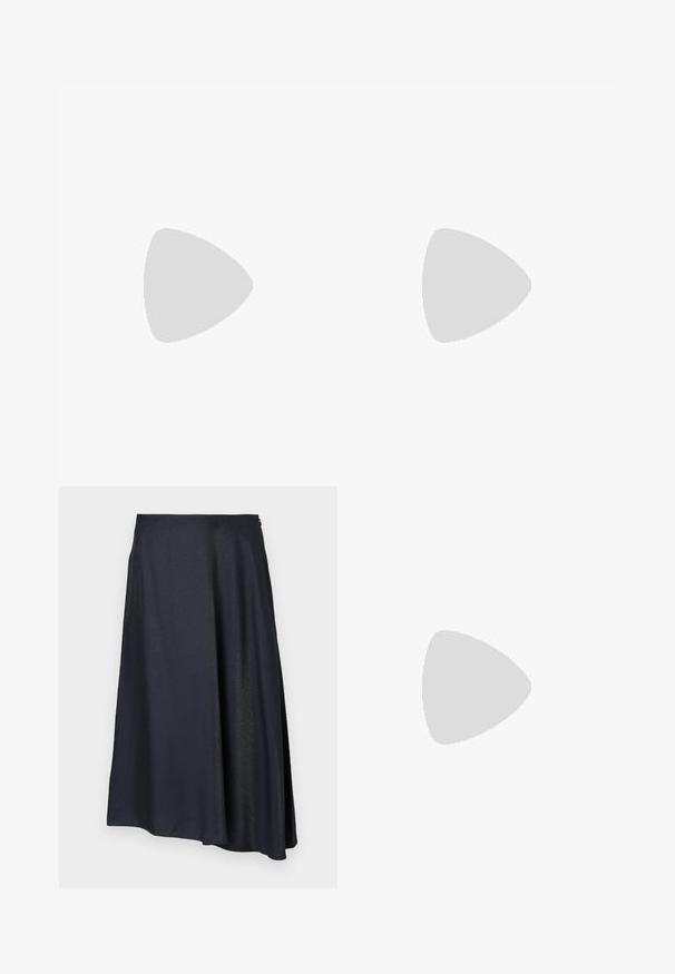 Diane von Furstenberg LONG SLEEVE SHIRT - Langærmet T-shirt - light pink; Mørkeblå midi-nederdel lavet af glat, let strækbart stof. Har en flared form og en usynlig lynlåslukning i siden.; Sort læder slingback flad sko med spids tå og lav firkantet hæl på hvid baggrund.; Sort satinpung med en afrundet form, et håndtag i toppen og en guldaccentlås. Glat tekstur med et minimalistisk design.