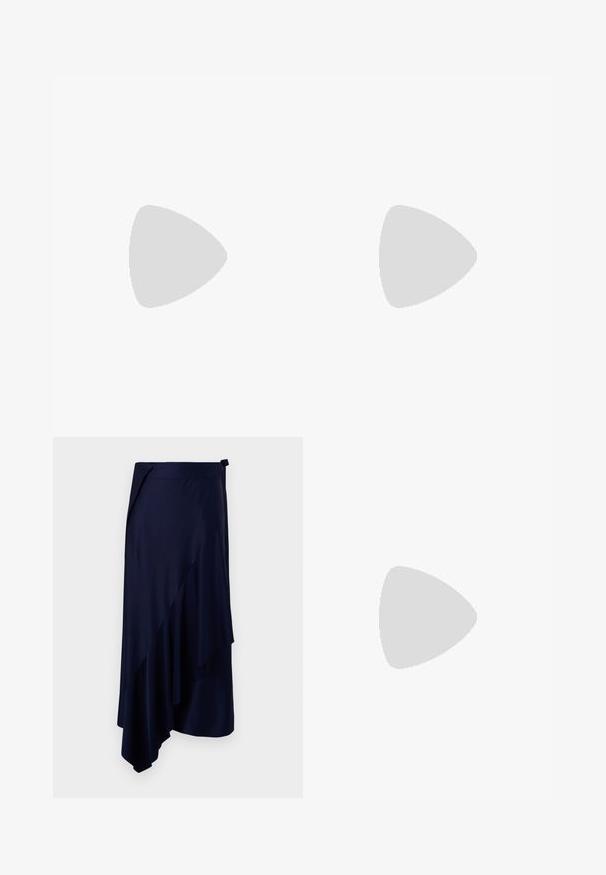 Diane von Furstenberg LONG SLEEVE SHIRT - Langarmshirt - light pink; Rabanne Bleistiftrock - deep navy; Schwarze Ledersandale für Damen mit dünnen Riemchen, einer Zehenlasche, einer Knöchelschnalle und einem mittelhohen Stöckelabsatz vor neutralem Hintergrund.; Kleine burgunderrote Lederhandtasche mit gerafften Details, einem dünnen Riemen und einem silbernen Verschluss mit zwei großen runden Knöpfen.