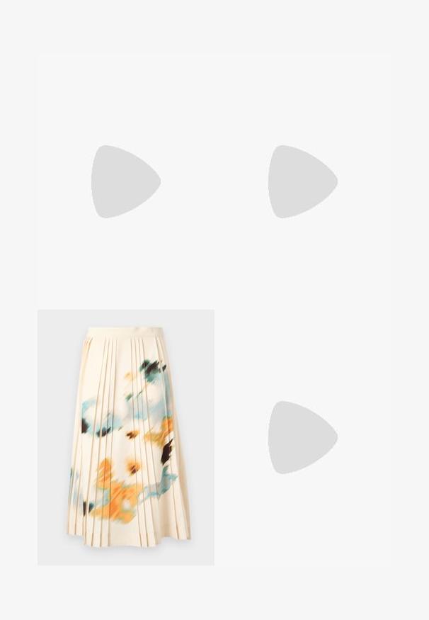 Sort langærmet ribbet top med rund halsudskæring og tætsiddende pasform, der har en blød tekstur og et sømløst design.; Kremfarvet plisseret midi-nederdel med abstrakt blå, orange, sort og gul akvarelstilprint.; Beige slingback hæle med vævet tekstur og spids tå. Har en bred rem med et rektangulært accent og en lav, slank hæl.; Brun læderbælte med en gylden metal spænde i et strømlinet design og en dobbelt-loop detalje. Glat tekstur, ensartet bredde.