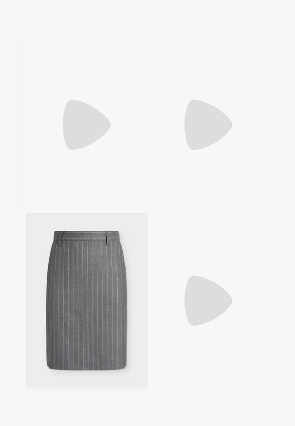 Haut en maille à manches courtes bleu marine avec motif en torsades, bordure rayée blanche sur le col et les bords des manches, et petit logo brodé sur la poitrine.; Jupe crayon gris longueur genou avec fines rayures verticales blanches et passants pour ceinture sur un fond clair uni.; Chaussure slingback en cuir noir à bout pointu avec un talon bloc haut et une doublure intérieure beige sur un fond clair uni.; Paire de petites boucles d'oreilles créoles argentées brillantes avec une base ronde, présentées sur un fond clair uni.