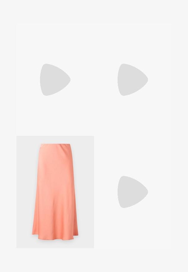 Diane von Furstenberg LONG SLEEVE SHIRT - Langærmet T-shirt - light pink; Glat lys koralrød midinederdel med let udsving, vist på en enkel lys grå baggrund.; Sort læder sandal med lav, tynd hæl, ankelspænde og lille guldkæde mod en lys, ensartet baggrund.; Lille beige læder crossbody taske med justerbar rem, vist mod en ensfarvet lys baggrund.
