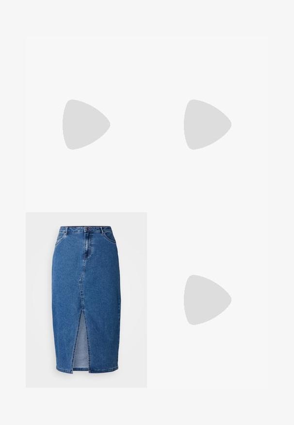 Blå kortærmet T-shirt med et stort hvidt zebra-bladtryk foran. Glat stof med en afslappet pasform og V-hals-design.; Denim nederdel i mellemblå med en frontslids, høj talje, fem lommer og bæltesløjfer. Stoffet har en tekstureret finish.; Sølv højhælede sandaler med firkantet tå, tynd ankelrem og vampremme. Glat metallisk finish med en 3-tommer blokhæl.; Sølvfarvede metaloorringe med glat, let buet overflade og låsemekanisme på en ensfarvet hvid baggrund.