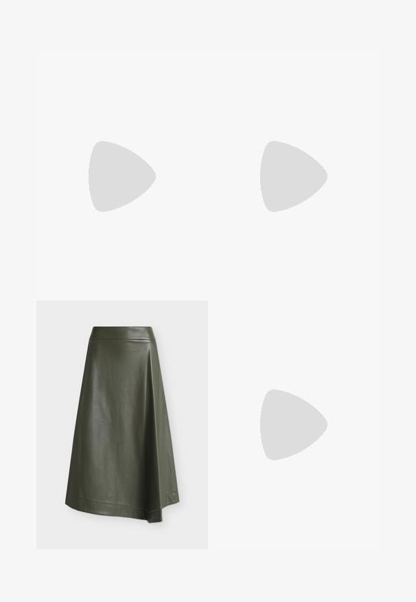 Pull en maille marron foncé à manches courtes avec un col rond et des poignets et un ourlet côtelés, présenté sur fond blanc.; Jupe midi en similicuir vert olive avec une taille ajustée et une légère forme évasée sur fond uni.; Chaussure slingback femme en cuir noir avec bout pointu et talon bloc épais et haut sur fond blanc.; Sac à bandoulière en cuir noir en forme de demi-lune avec une bandoulière réglable et le logo doré « BOSS » centré sur le devant.