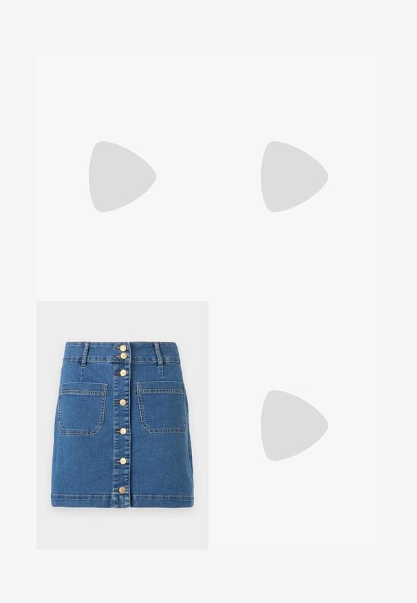Crop top côtelé jaune clair avec bords festonnés aux bretelles et à l'encolure, modèle sans manches.; Mini-jupe en denim bleu avec fermeture à boutons sur le devant et deux grandes poches plaquées, dotée de passants de ceinture et de coutures contrastantes.; Jambes portant des leggings côtelés foncés associés à des ballerines noires avec de petits détails en nœud sur fond blanc.; Sac à main en cuir noir de forme arrondie, décoré de clous argentés et équipé d'une poignée courte. Texture lisse et fermeture éclair.