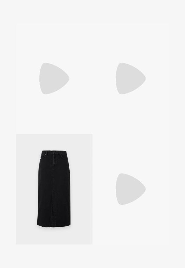 Oversized grijze T-shirt van zacht materiaal met een ronde hals. Bevat een lichtgele logo aan de voorkant en korte mouwen.; Zwarte denim midi-jurk met een rechte snit, voorklep en rafelige zoom. Voorzien van een knoopsluiting en twee zijzakken.; Zwart leren enkellaars met puntige neus en lage kittenhak op lichte achtergrond, zijaanzicht buitenkant.; Zwarte lederen schoudertas met een gebogen rechthoekige vorm, gouden ketting verweven in een gevlochten zwarte band, en een ritssluiting bovenop.